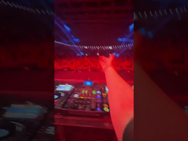 HERE’S A TUTORIAL ON HOW TO DJ WITH ONE HAND 🖐🏻 #edm #raves #dj #dubstep