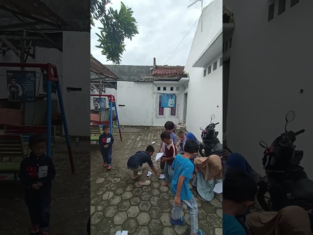 terbang tinggi dilangit pesawatkuuu #pesawatkertas #motorikanak #anakanak #bermain