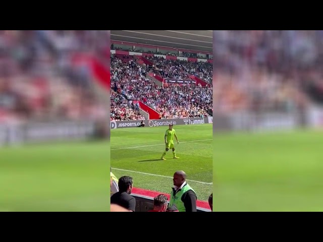 Lisandro Martínez gestures towards away fans vs Southampton