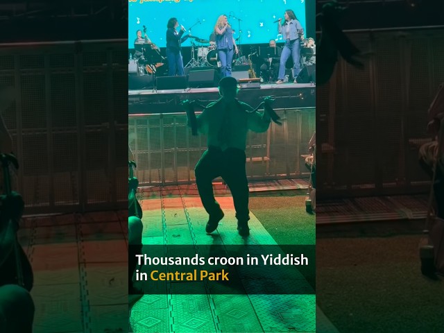Thousands croon in Yiddish in Central Park