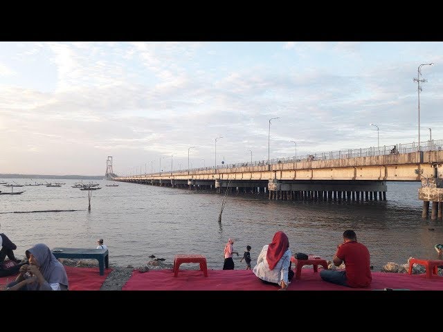 Menikmati Sunset di Jembatan Suromadu Surabaya