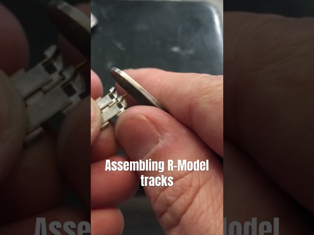Assembling individual link track - Scale Model Tank - 1/35 #scalemodel #scalemodelbuilding