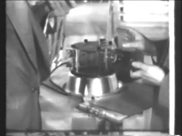 Observing Radioactivity in a Cloud Chamber 1954 Chalk River Canada