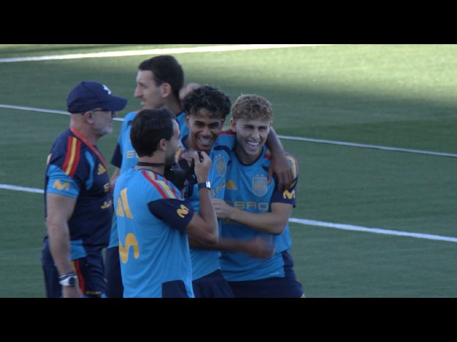 Yamal all smiles as 1000s watch Spain train