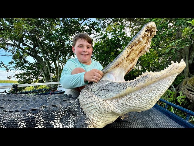 BIG GATOR BEFORE A HURRICANE! (Public Land Hunting)