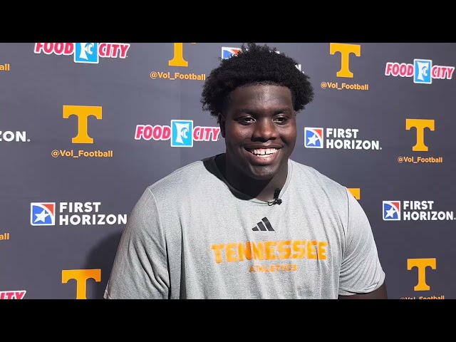 Tennessee OL David Sanders Describes Faizon Brandon's Command in the Huddle, Playing W/ Physicality