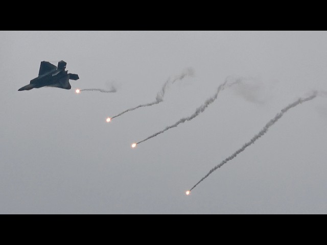 F-22 Raptor Demo + Flares! | Chicago Air & Water Show 2026
