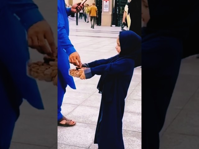 Little Girl Distributing Dates in Madinah | Heartwarming Scene of Kindness #joyfulmoment #islam