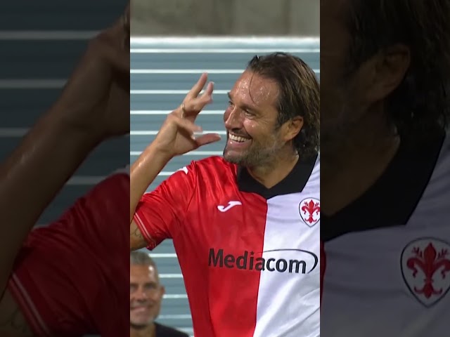 Luca Toni scores for Fiorentina Legends