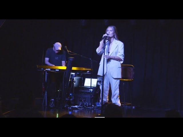 Mimi Webb - First Show Diary