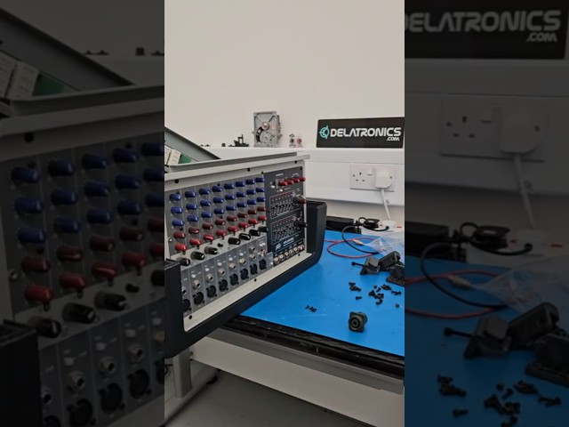 Peavey XR8300 Internals