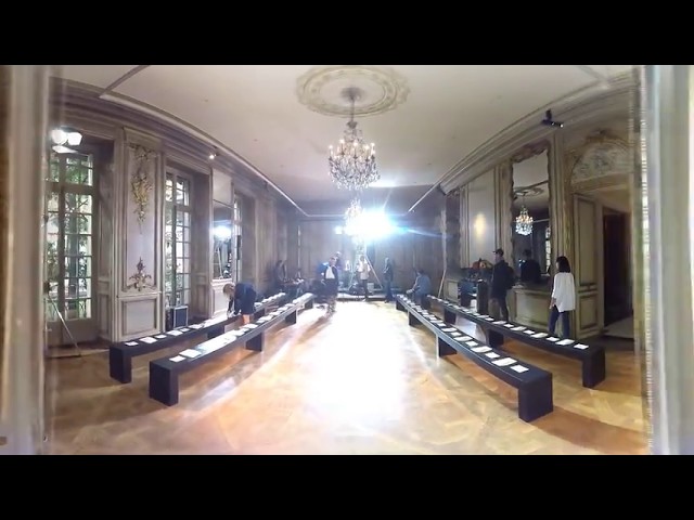 VR - Paris Fashion Week Spring/Summer 2016 - Véronique Leroy