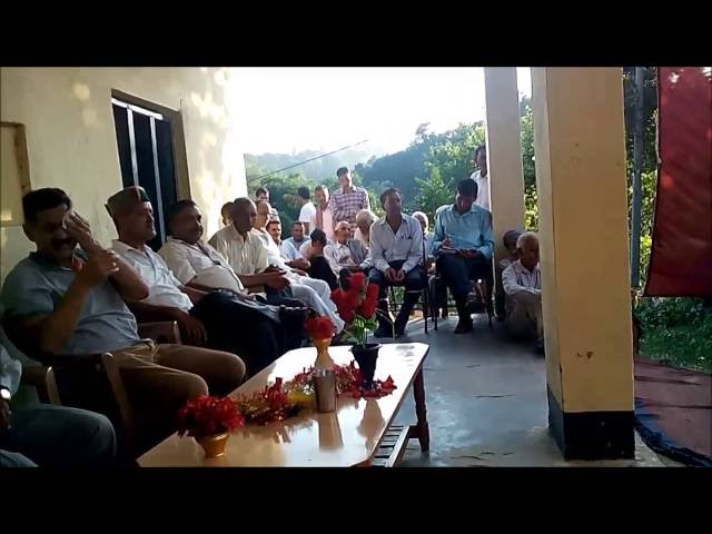 उप प्रधान सुनील कुमार राजेश धर्माणी से सौंखर गाँव के लिए सड़क पका करने की माँग करते हुए।