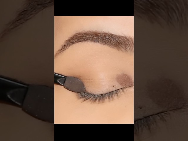 Who Knew THIS Is The Best Beginner Eyeshadow Technique?