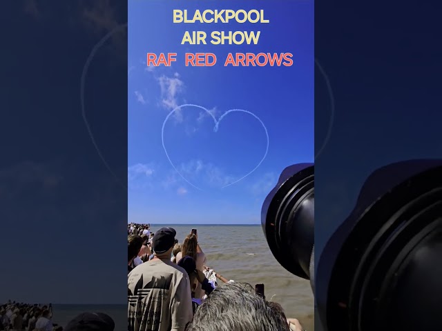 BLACKPOOL AIRSHOW - RED ARROWS 🗼✈️✈️🤎