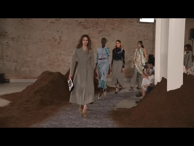 Moschino 2026/2027秋冬米兰时装周女装发布会 Moschino | Fall Winter 2026/2027 | Milan Fashion Week