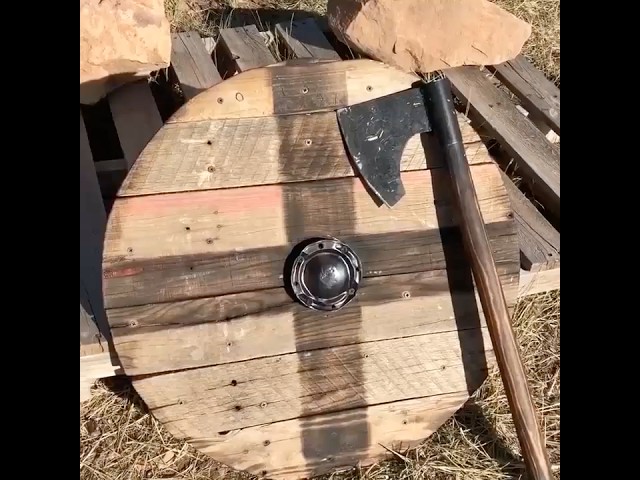 How to make a shield from an old pallet - UPCYCLE!