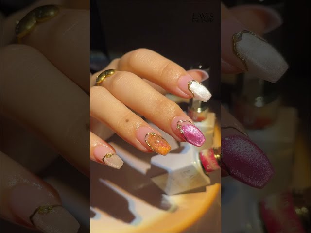 💅🏻 Swirling warm autumn tones with a touch of gold 🍁 Smooth, glossy, and effortlessly chic for Fall.