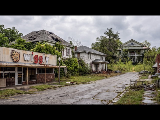Exploring a Dying Town FULL of Abandoned Houses | Uniontown, AL