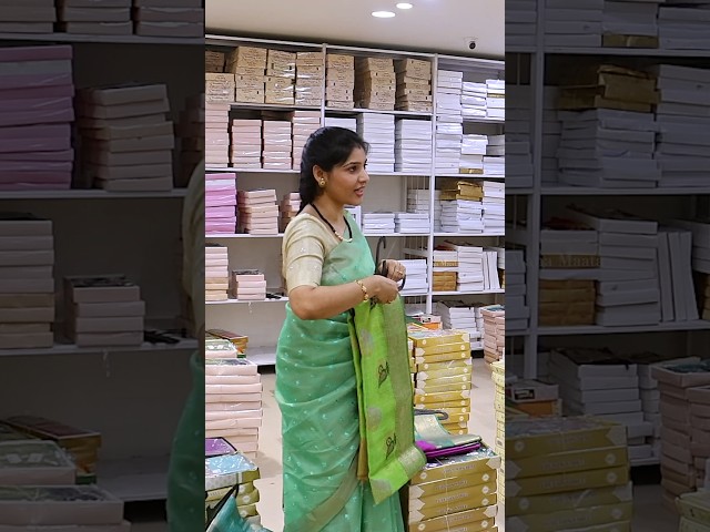 హైదరాబాద్ లో అతి పెద్ద హోల్సేల్ బట్టల మార్కెట్😍కుప్పల చీరలు👌 #shorts #youtubeshorts #arbaztextiles