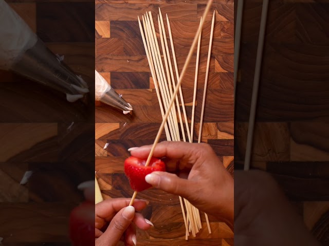 10 minute strawberry shortcake skewers no bake dessert ￼