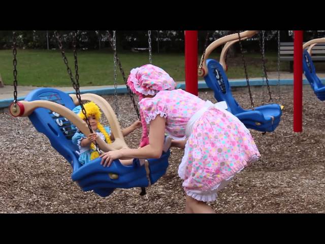 Las 2 Muñecas Jugando en el Parque