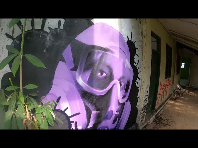 PHOTOREALICTIC GRAFFITI GOLD DOT