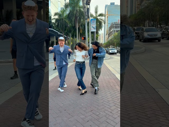 When the vibes are too good to ignore! 🚦👯‍♀️🕺🏻❣️ #miami #usa #danceperformance