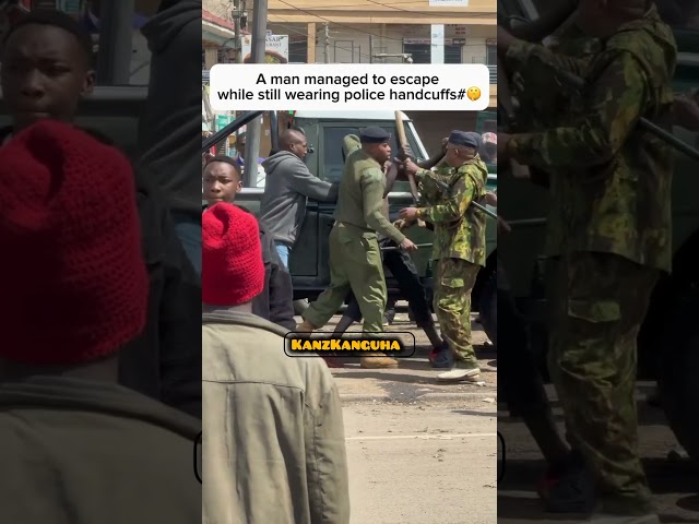 Kenyan man overpowered  police🚔 after they were trying  to arrests him in ariot over huge oil prices
