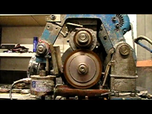 Twin disc machine for assessing rolling-contact fatigue and wear