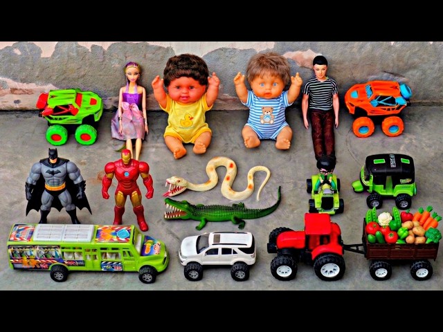 Spiderman or hulk ke ghar ke bahar spinner toy rakhe hue hai - gadi wala cartoon video