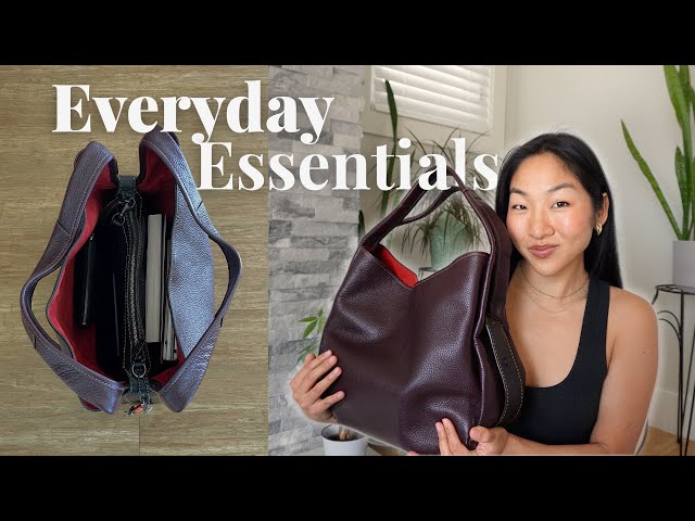 What's in My Bag (Everyday Necessities) | Coach Bandit Hobo 39