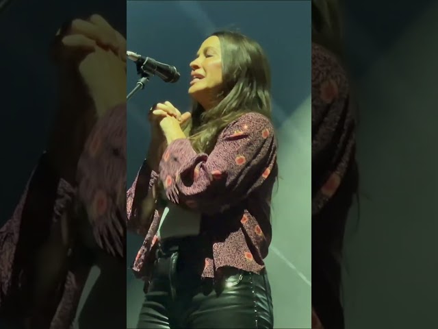 Alanis Morissette sings Uninvited live! (Live at Greenwich Town Party, CT 5-24-25) (4K HDR HQ Audio)