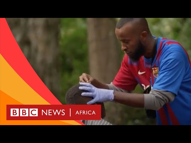 Les barbiers qui aident les migrants à se sentir plus à l'aise à Paris - BBC Actu Jeunes